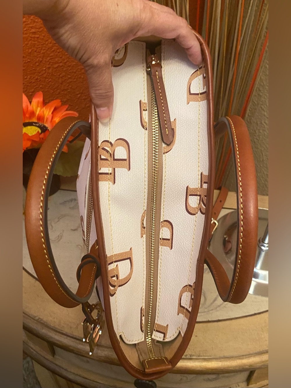 Dooney & Bourke - LIKE NEW - Monogram Tote in beige/ivory with tan leather trim - Picture 8 of 16